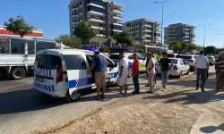 Antalya'da otomobilin çarptığı baba ve oğlu yaralandı