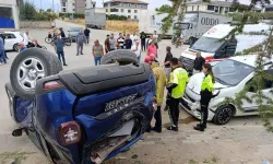 Bursa'da hafif ticari araçla otomobilin çarpıştığı kazada 3 kişi yaralandı