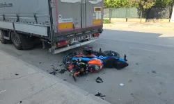 Park halindeki tıra çarpan motosikletin sürücüsü ağır yaralandı