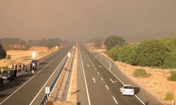 Dumanlar yolu kapladı, iki şehri bağlayan kara yolu ulaşıma kapatıldı