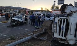 Sivas’ta fındık işçilerini taşıyan minibüs otomobille çarpıştı: 15 yaralı