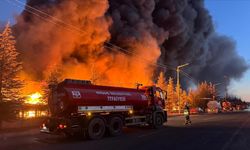 Niğde'de ambalaj fabrikasında çıkan yangına müdahale ediliyor