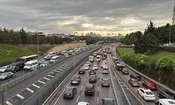 İstanbul'da yeni eğitim öğretim yılının ilk gününde trafik yoğunluğu yaşanıyor
