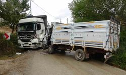 Kastamonu’da iki kamyon kafa kafaya çarpıştı: 2 yaralı