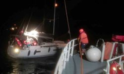 İçinde 8 kişi bulunan ve sürüklenen yelkenli tekne arızalanınca KIYEM ekipleri kurtardı