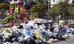 İzmir'in Buca ilçesinde biriken çöplere mahalleliden tepki