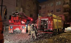 Küçükçekmece’de 6 katlı binanın çatısındaki yangın korkuttu