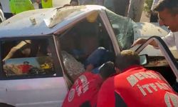 Otomobilde sıkışan yaralıyı itfaiye erleri kapıyı keserek kurtardı