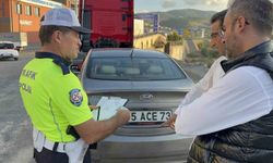 Önüne çıkan kediye çarpmamak için yavaşlayan otomobile motosiklet çarptı: 1 yaralı