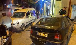 Eskişehir’de çarpışan araçlardan biri dükkana girdi