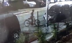 Çaldığı bisikletle kablo çalan zanlı kamerada