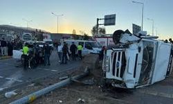 Bahçelievler'de otomobille çarpışan minibüsteki 2 kişi yaralandı