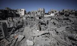 İsrail, Gazze'de yerinden edilenlerin sığındığı 15 katlı bir binayı yerle bir etti