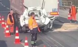 İki otomobilin arasında kağıt gibi ezildi: Bu motosikletin üzerinden sağ çıktılar