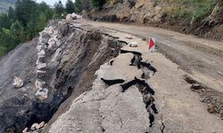 Bozkurt’ta heyelan: Köy yolu ulaşıma kapandı