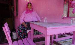 Isparta'nın pembe renk tutkusuyla bilinen 'Barbie Teyzesi' pembe evine mahkum kaldı