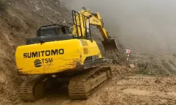 Rize'de iş makinesi heyelanın altında kalmaktan son anda kurtuldu