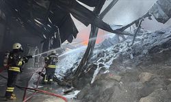 Erzurum'da boya üretim tesisinde çıkan yangına müdahale ediliyor