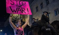 İsrail'de binlerce kişi, Netanyahu'nun konutunun önünde esir takası anlaşması talebiyle protesto düzenledi