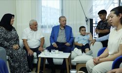 Cumhurbaşkanı Erdoğan, Malatya'da depremzede bir aileyi ziyaret etti