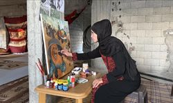 Filistinli kadın ressam, Gazze'deki İsrail zulmünü fırçasıyla dünyaya duyurmaya çalışıyor