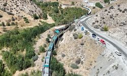 Malatya'da iki yük treninin çarpıştığı kazada makinist yaralandı