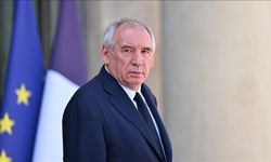 Fransa'da yüksek kamu borcu sorununun eşlik ettiği siyasi kriz hükümetin düşme ihtimaliyle derinleşti