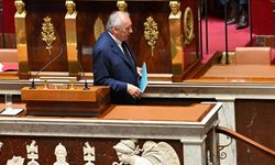 Fransa Başbakanı Bayrou liderliğindeki hükümetin düşüşü ülkede kredi notu baskısı yaratıyor