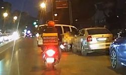 Kadıköy’de hafif ticari araç motosiklete çarptı: Kaza anı kamerada