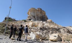 Nevşehir'de Kadıkalesi'nden kopan kaya parçası düştü