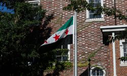 Suriye bayrağı, Washington’da göndere çekildi