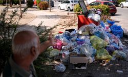 İzmir Karşıyaka'da toplanmayan çöpler tepkiye neden oluyor