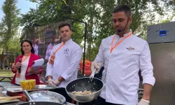 Edirne'de dev tencerede İpsala pirincinden yapılan 6 ton pilav vatandaşlara dağıtıldı