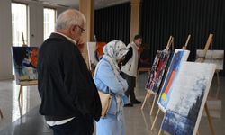 Sergisini Gazze'ye ithaf eden ressamdan Küresel Sumud Filosu'na mavi kurdeleli destek