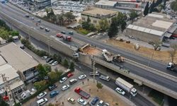 İzmir'de viyadükte asılı kalan tırın sürücüsü yaralandı