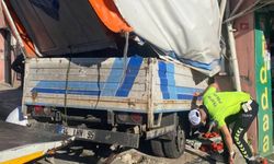 Üsküdar’da kamyonet ganyan bayisine girdi