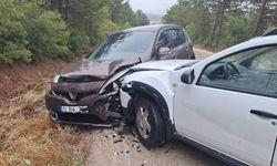 Bilecik’te seyir halinde kafa kafaya çarpıştılar; 3 yaralı