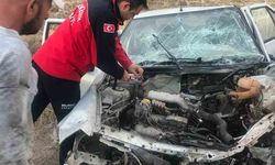 Balıkesir’de otomobil ile kamyon çarpıştı; 2 yaralı