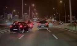 Otomobilin çarptığı motosikletli böyle savruldu