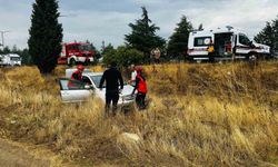 Balıkesir’de otomobil yağmurda kayarak, şarampole uçtu
