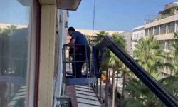 Kapıyı kilitleyerek polisten kaçmaya çalışan hırsızı, polis ekipleri vinçle camdan iş yerine girerek yakaladı
