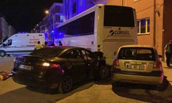 Kazaya karışan iki otomobil park halindeki otobüse çarptı: 1 yaralı