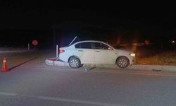 Çorum’da otomobil refüje çarptı: Araçtakiler hafif sıyrıklarla kurtuldu