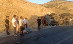 Siirt’te virajı alamayan tır devrildi: 1 yaralı