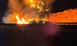 Şanlıurfa’da saman yüklü tır alev alev yandı