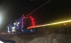 Çeltik tarlasına devrilen tırın sürücüsü öldü