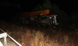 Kamyon bariyerlere çarpıp şarampole devrildi: 2 ölü, 1 yaralı