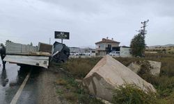 Mermer yüklü tırın metrelerce kaydığı anlar güvenlik kamerasında