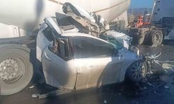 Tır otomobili ezdi, sürücü saniyelerle kurtuldu