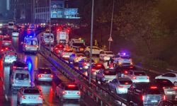 Küçükçekmece’de kontrolden çıkan otomobil aydınlatma direğine çarptı: 1 yaralı